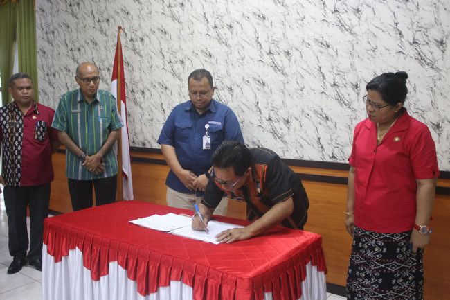 Foto. Wujudkan Kesejahteraan Masyarakat : Pj. Bupati Kupang Teken Nota Kesepahaman dengan 6 Lembaga Mitra.