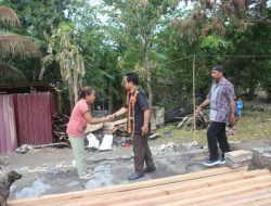 Penjabat Bupati Kupang, Alexon Lumba Temui Korban Kebakaran Rumah di Desa Manusak