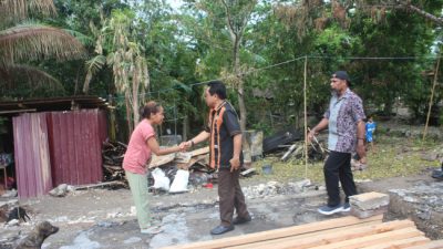 Foto. Penjabat Bupati Kupang, Alexon Lumba Temui Korban Kebakaran Rumah di Desa Manusak.