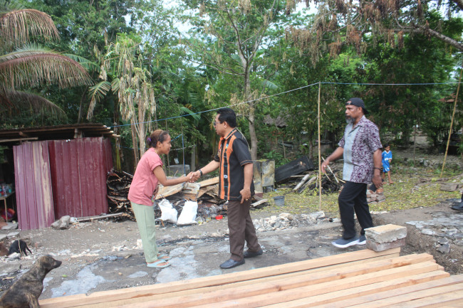 Foto. Penjabat Bupati Kupang, Alexon Lumba Temui Korban Kebakaran Rumah di Desa Manusak.