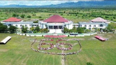 Foto. Meriah Parade Tenun di Kabupaten Kupang, Peserta Bentuk Simbol Angka 66.