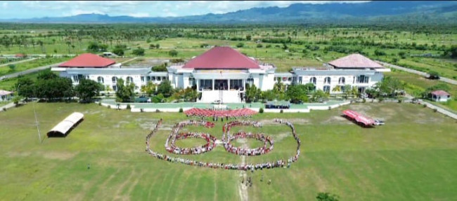 Foto. Meriah Parade Tenun di Kabupaten Kupang, Peserta Bentuk Simbol Angka 66.