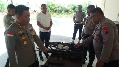 Foto. Jelang Akhir Tahun, Kapolres Kupang Periksa Senpi Anggota, Cegah Penyalahgunaan.