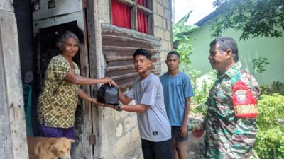 Foto. Kelompok Bersaudara Desa Oelmasi Berbagi Kasih Bantun Sembako Kepada Lansia dan Anak Yatim.