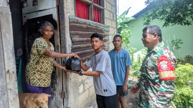 Foto. Kelompok Bersaudara Desa Oelmasi Berbagi Kasih Bantun Sembako Kepada Lansia dan Anak Yatim.