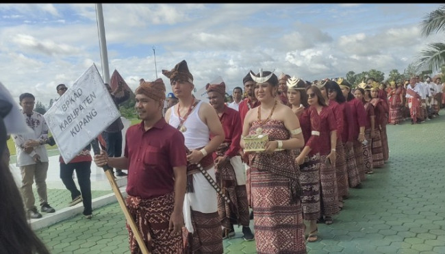 Foto. Peringati HUT NTT ke 66, Pemerintah Kabupaten Kupang Helat Parade Exotic Tenun.