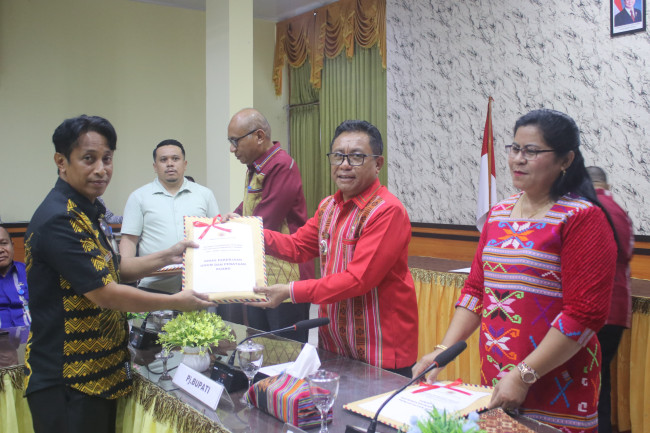 Foto. Jelang Akhir Masa Jabatan, Pj Bupati Kupang Serahkan DPA  SKPD  Tahun 2025, Simak Besarannya!