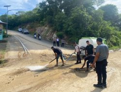 Respon Aduan Masyarakat Via Media Sosial, Polisi Polres Manggarai Barat Sigap Bersihkan Lumpur dari Jalan Raya