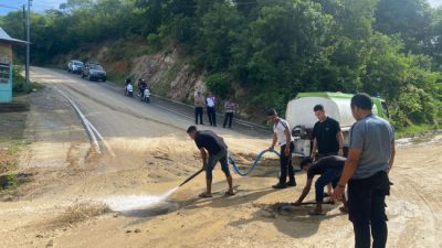 Foto. Respon Aduan Masyarakat Via Media Sosial, Polisi Polres Manggarai Barat Sigap Bersihkan Lumpur dari Jalan Raya.