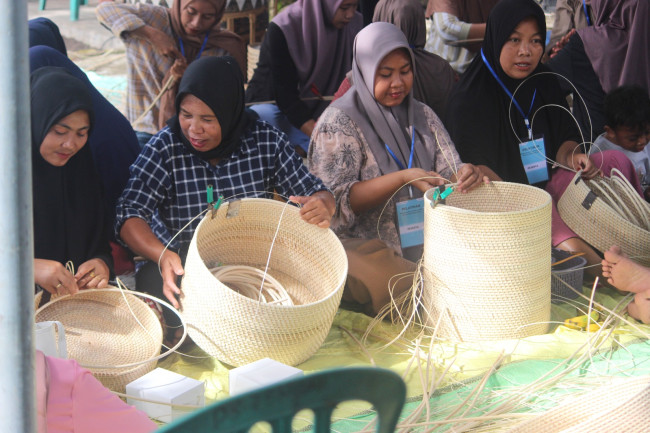 Foto. PT Dunia Kerajinan Rotan Lombok Berdayakan 50 Perempuan Melalui Pelatihan Anyaman Rotan.