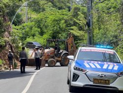 Jalan Lingkar Luar Labuan Bajo Tertutup Longsor, Polisi dan Dinas PU Turun Bersihkan Material