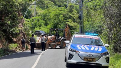 Foto. Jalan Lingkar Luar Labuan Bajo Tertutup Longsor, Polisi dan Dinas PU Turun Bersihkan Material.