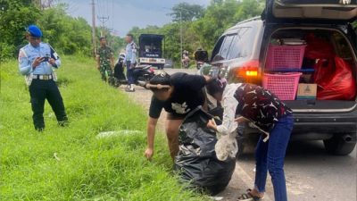 Foto. Stop Buang Sampah Sembarang di Area Bukit Cinta, Personel TNI Lanud El Tari Akan Ambil Tindakan Tegas.