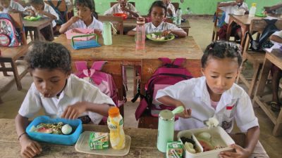Foto. Yayasan Sahabat Pedalaman Uji Coba Makan Bergizi Gratis di 3 Sekolah di Kabupaten Kupang.