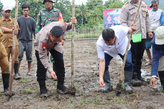 Foto. Dukung Program Asta Cita, Polres Manggarai Barat Mulai Tanam Jagung Komposit di Lahan 328 Hektare.
