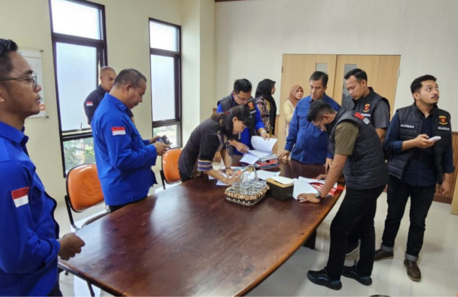 Foto. Geledah Kantor PT Jamkrida, Tim Penyidik Kejati NTT Sita Sejumlah Dokumen Penting.