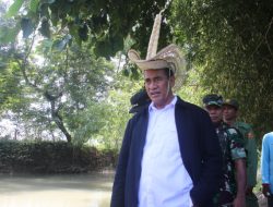 Kenakan Topi Tii Langga Khas Rote, Mentan Amran Kunjungi 2 Lokasi di Kabupaten Kupang