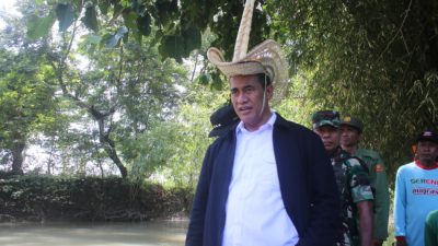 Foto. Kenakan Topi Tii Langga Khas Rote, Mentan Amran Kunjungi 2 Lokasi di Kabupaten Kupang.