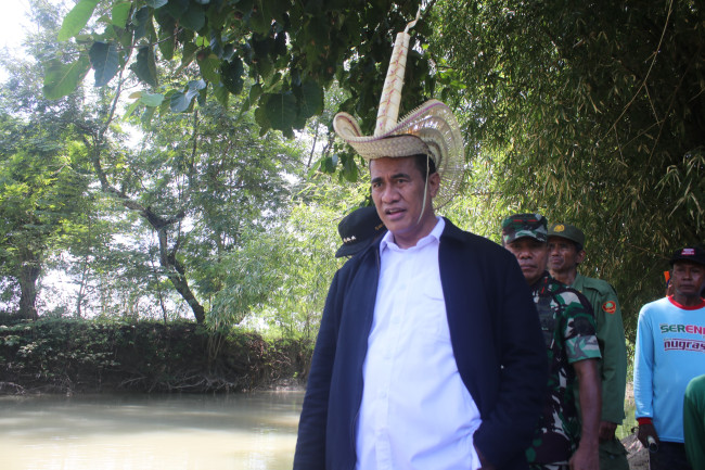 Foto. Kenakan Topi Tii Langga Khas Rote, Mentan Amran Kunjungi 2 Lokasi di Kabupaten Kupang.