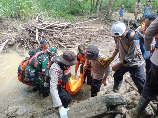 Foto. Tim SAR Gabungan Berhasil Temukan Korban yang Hanyut di Sungai Manumutin.