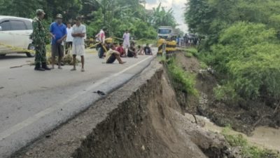 Foto. Jalan Nasional di Kupang Terancam Putus, Anggota DPR RI Minta Kementerian PUPR Segera Bertindak.