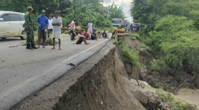 Foto. Jalan Nasional di Kupang Terancam Putus, Anggota DPR RI Minta Kementerian PUPR Segera Bertindak.