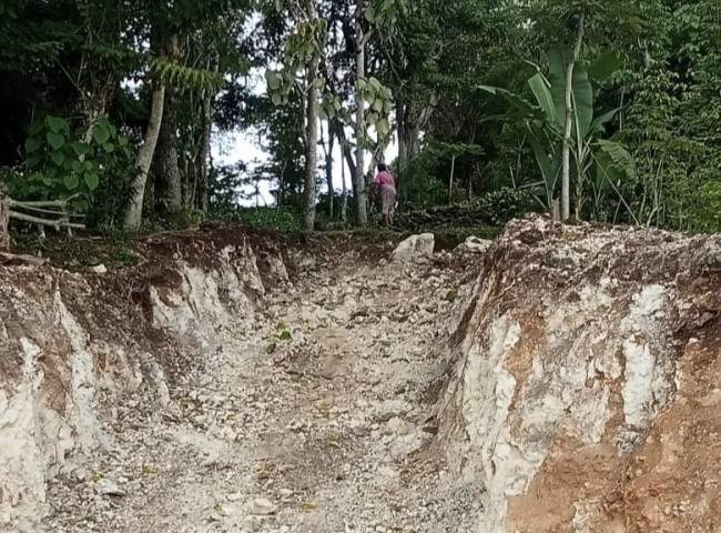 Foto. Habis Dana 150 Juta, Pekerjaan Jalan Desa di Kabupaten Kupang Tak Kunjung Rampung: Warga Keluhkan Kondisi Jalan.