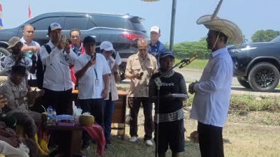 Menteri Amran Sulaiman Berikan Gajinya 1 Bulan untuk Petani di NTT