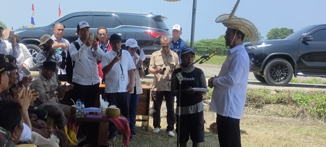 Foto. Menteri Amran Sulaiman Berikan Gajinya 1 Bulan untuk Petani di NTT.