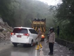Jalan Timor Raya Kembali Lumpuh Akibat Longsor, Kendaraan Bertonase Berat Dilarang Melintas