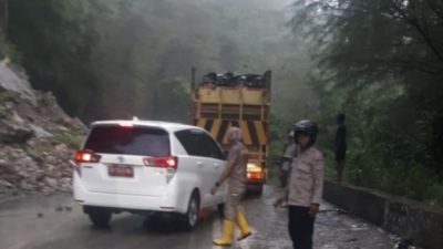 Jalan Timor Raya Kembali Lumpuh Akibat Longsor, Kendaraan Bertonase Berat Dilarang Melintas