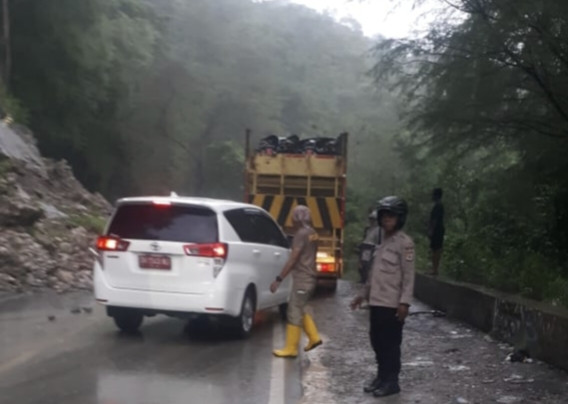 Foto. Jalan Timor Raya Kembali Lumpuh Akibat Longsor, Kendaraan Bertonase Berat Dilarang Melintas.