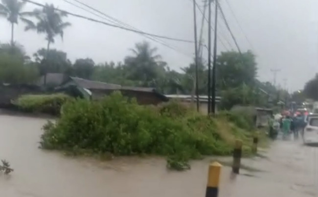 Foto. Drainase Tersumbat Material, Banjir Redam Belasan Rumah di Kupang.