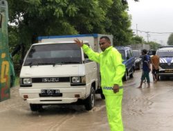 Personel Satlantas Polres Kupang dan Polsek Kupang Tengah Sigap Atur Lalu Lintas di Jalan Raya yang Tergenang Banjir