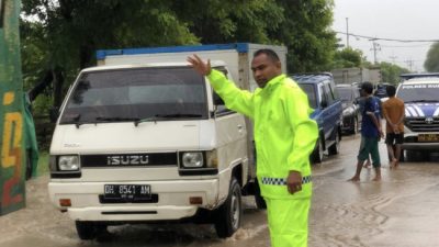 Personel Satlantas Polres Kupang dan Polsek Kupang Tengah Sigap Atur Lalu Lintas di Jalan Raya yang Tergenang Banjir
