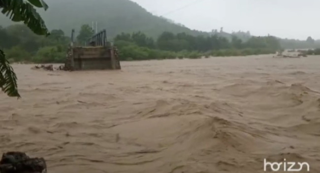Foto. Banjir Terjang Pemukiman Warga di Kupang, 1 Orang Meninggal, 1 Masih Masih Pencarian.gbr tangkapan Layar Video Yuston.