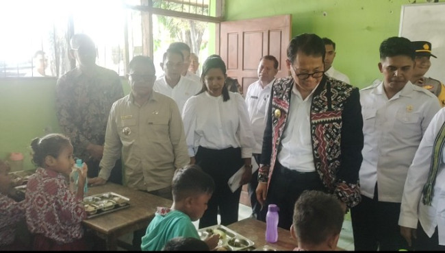 Foto. Pj Gubernur NTT Andriko Susanto Pantau Langsung Program Makan Bergizi Gratis di Kabupaten Kupang.