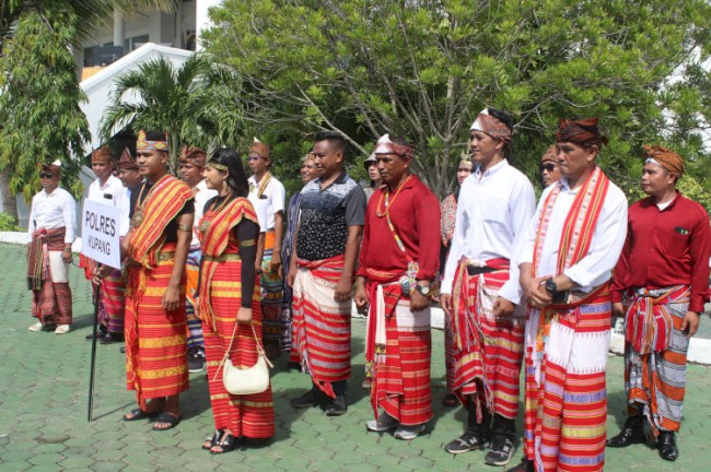 Foto. Kenakan Motif Kain Tenun Amfoang, Polres Kupang Raih Juara 2 dalam Parade NTT Bertenun.