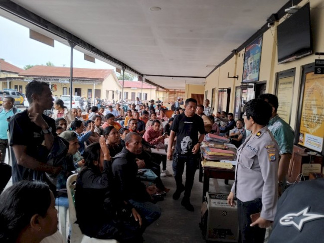 Foto. Pemohon SKCK Membludak, Kapolres dan Wakapolres Kupang Melakukan Pemantauan Langsung.