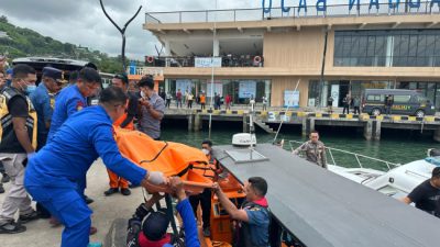 Foto. Tim SAR Gabungan Berhasil Evakuasi Jasad Perempuan di Perairan Pulau Padar Labuan Bajo.