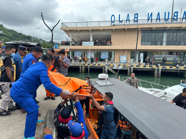 Foto. Tim SAR Gabungan Berhasil Evakuasi Jasad Perempuan di Perairan Pulau Padar Labuan Bajo.