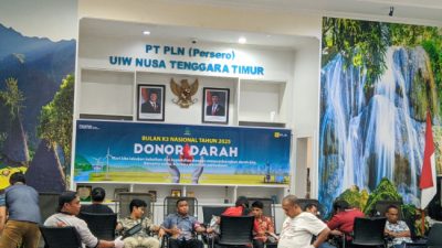 Foto. Karyawan PLN UIW NTT sedang mendonorkan darah dalam kegiatan sosial bersama PMI Kupang.