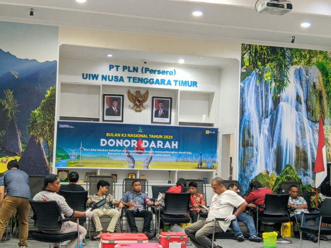 Foto. Karyawan PLN UIW NTT sedang mendonorkan darah dalam kegiatan sosial bersama PMI Kupang.