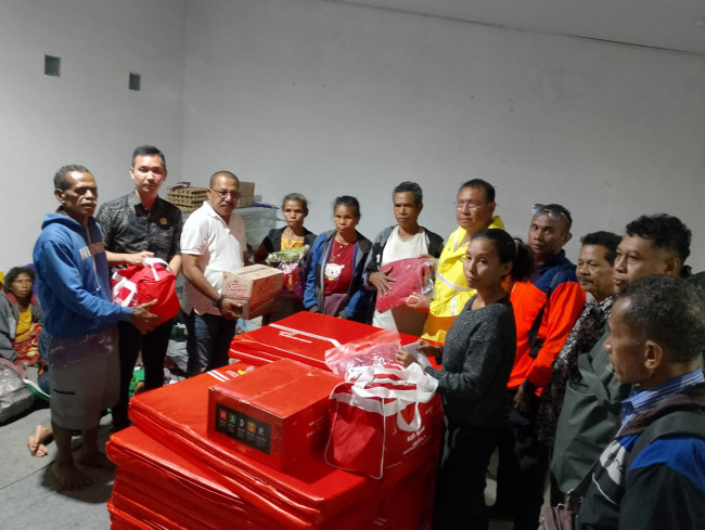 Foto. Respon Cepat Pemkab Kupang Melalui Dinas Sosial Salurkan Bantuan Kepada Korban Longsor di Amfoang.