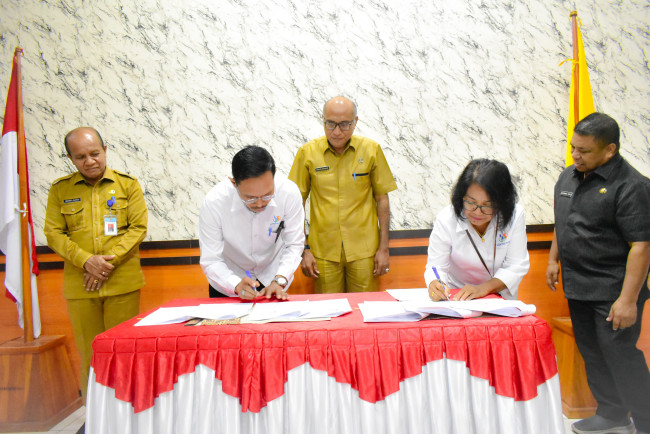 Foto. Penandatanganan hibah tanah antara Pemkab Kupang dan BPS Kabupaten Kupang di Ruang Rapat Bupati Kupang.