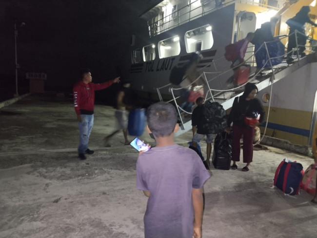 Foto. Lima Hari Berlabuh, KM Sabuk Nusantara 108 dan Kapal Tengker Elvira Akhirnya Berlayar ke Kupang.