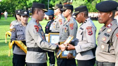 Foto. Penghargaan kepada personel Polda NTT diserahkan oleh Wakapolda NTT dalam upacara bulanan di Mapolda NTT.