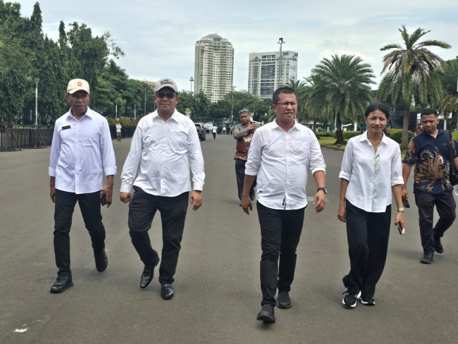 Foto. Bupati Kupang dan Wakil Tetap Semangat Jalani Gladi Bersih di Monas Meski Diguyur Hujan.