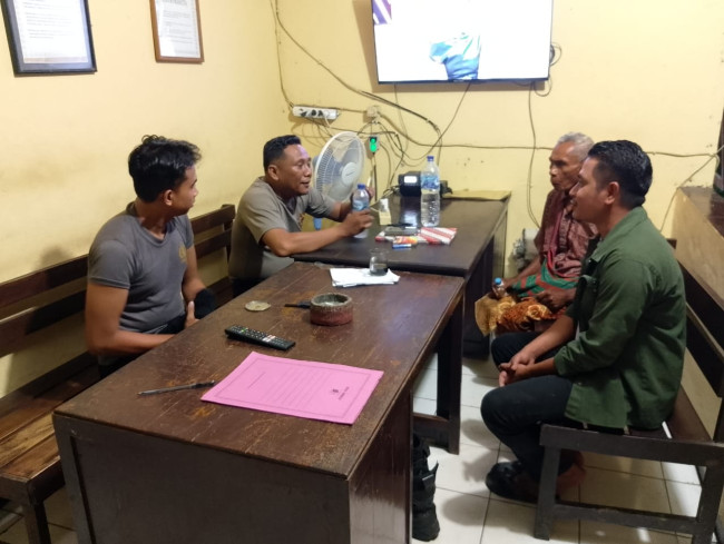 Foto. Diduga Aniaya Warga, Kepala Desa Ekateta Kabupaten Kupang Dilaporkan ke Polisi.
