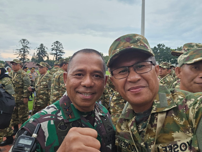 Intip Bupati Kupang Gunakan Pakaian Motif Loreng Foto Bersama Gubernur Akmil.
